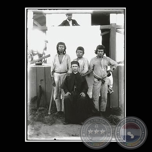 PADRE BÁLZOLA CON JOVENES DE LA TRIBU BORORO